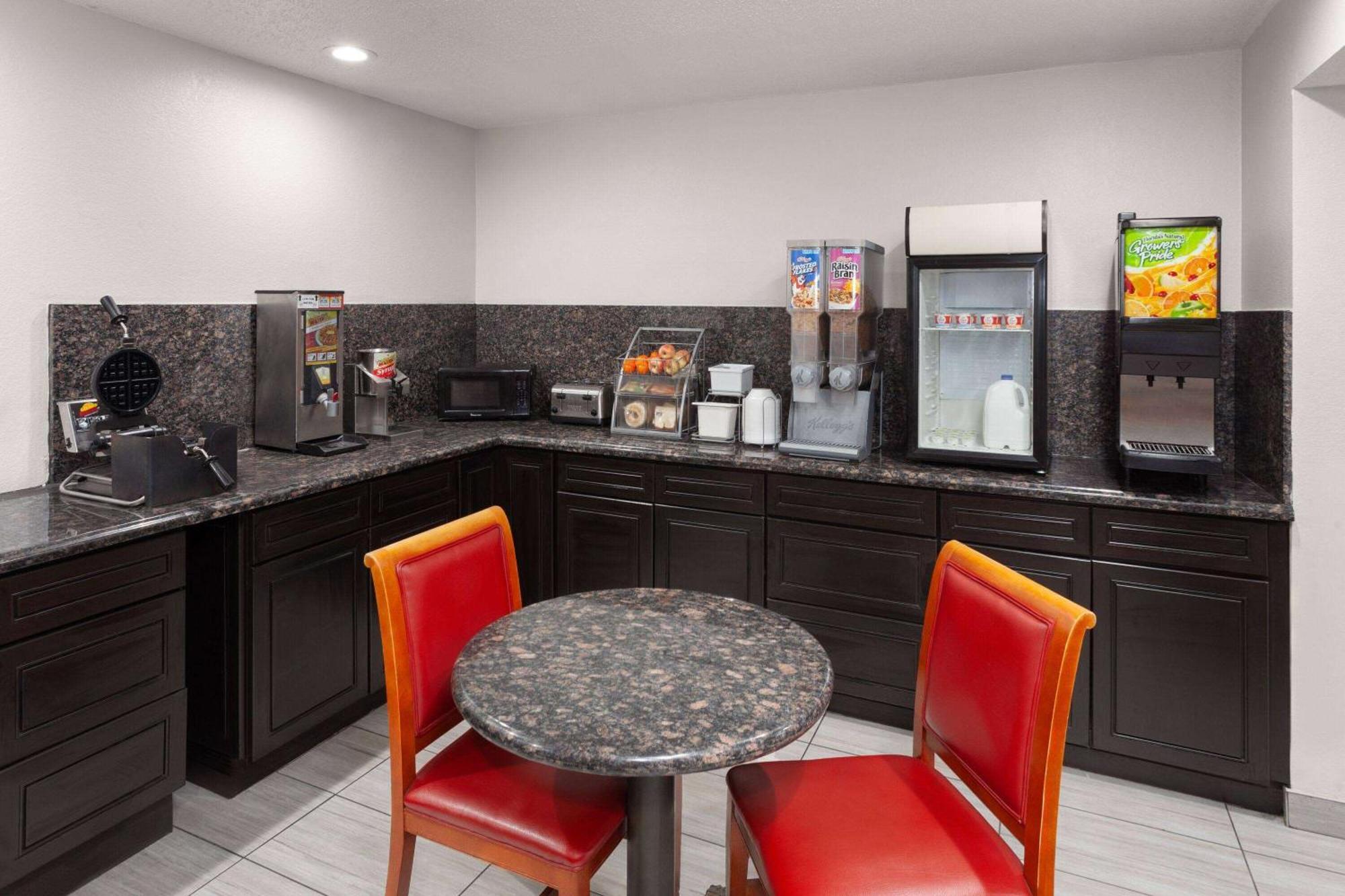 Super 8 By Wyndham Bolingbrook Hotel