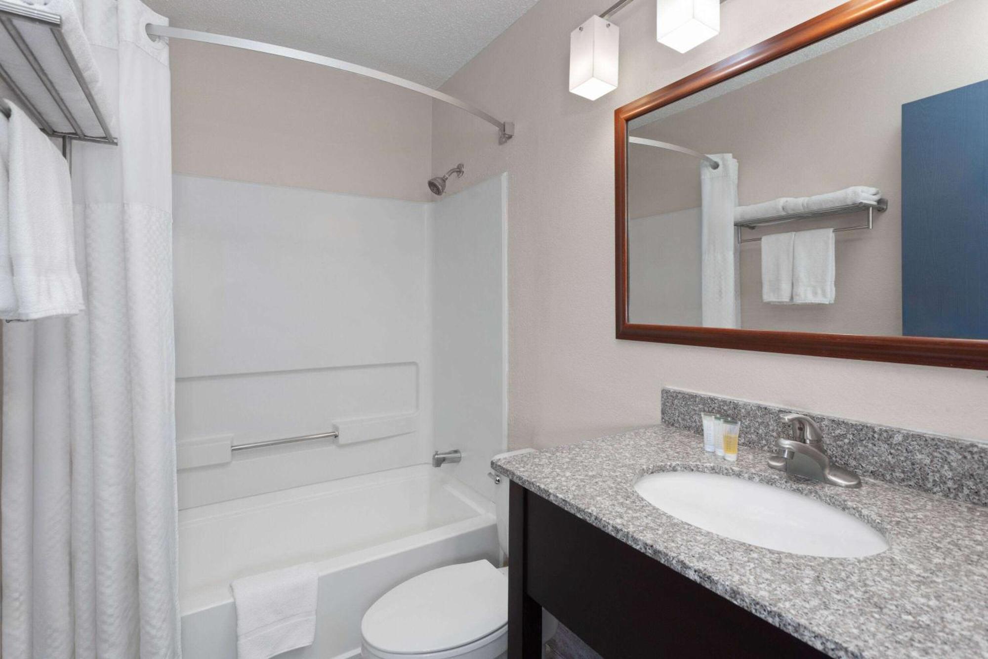 Super 8 By Wyndham Bolingbrook Hotel 2*