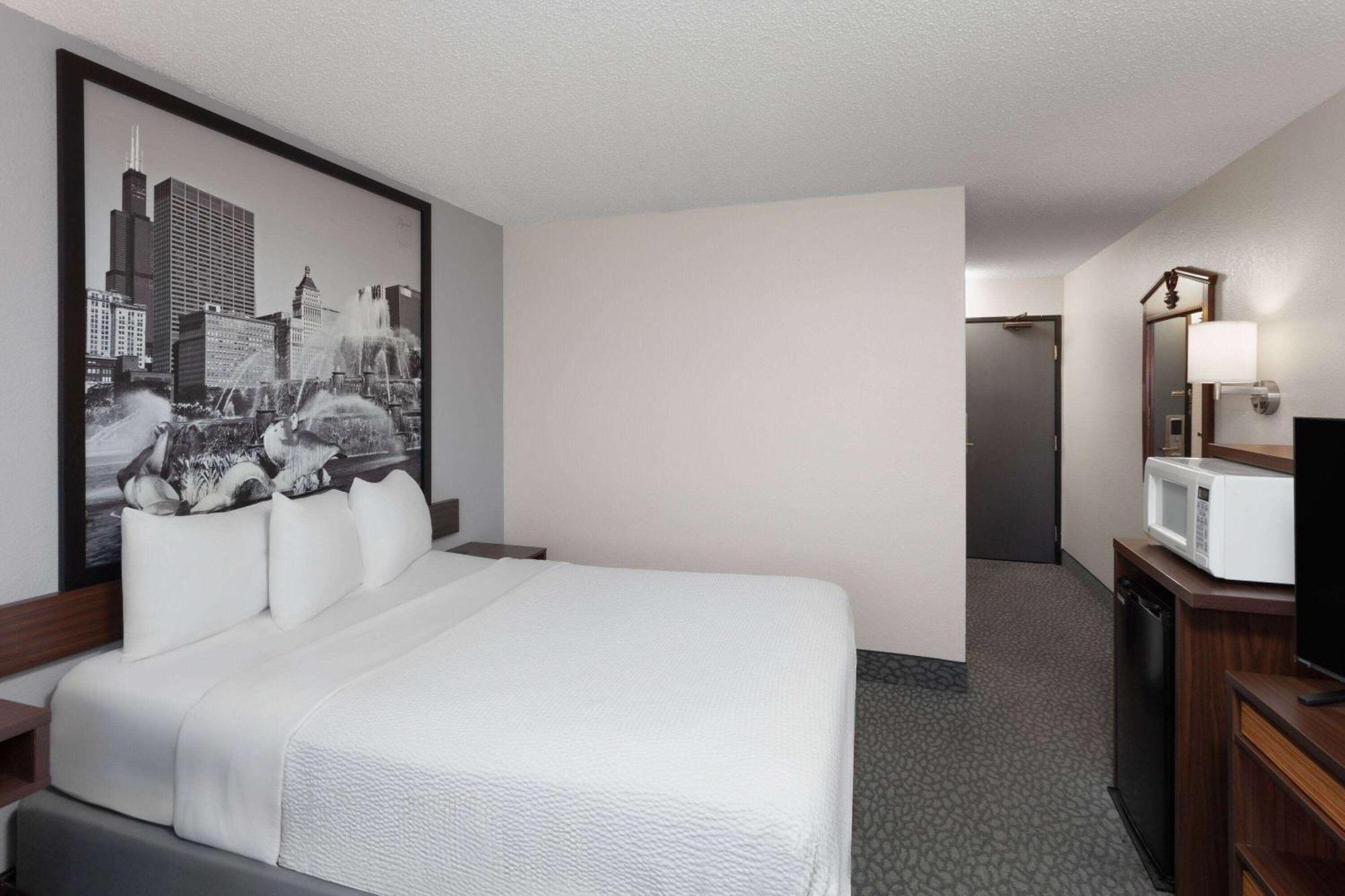 Super 8 By Wyndham Bolingbrook Hotel