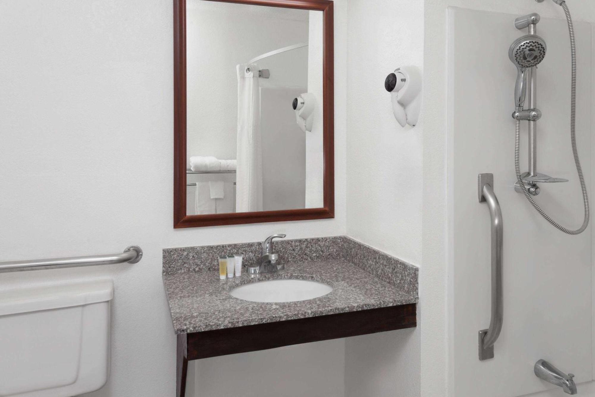 Super 8 By Wyndham Bolingbrook Hotel 2*