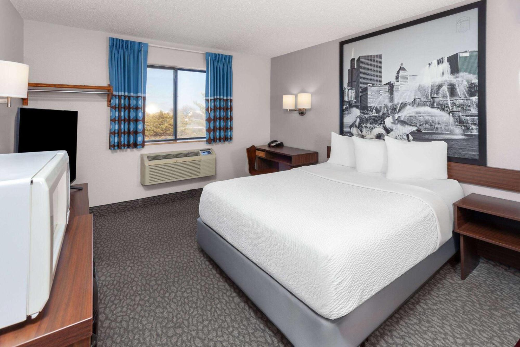 Hotel Super 8 By Wyndham Bolingbrook 2*