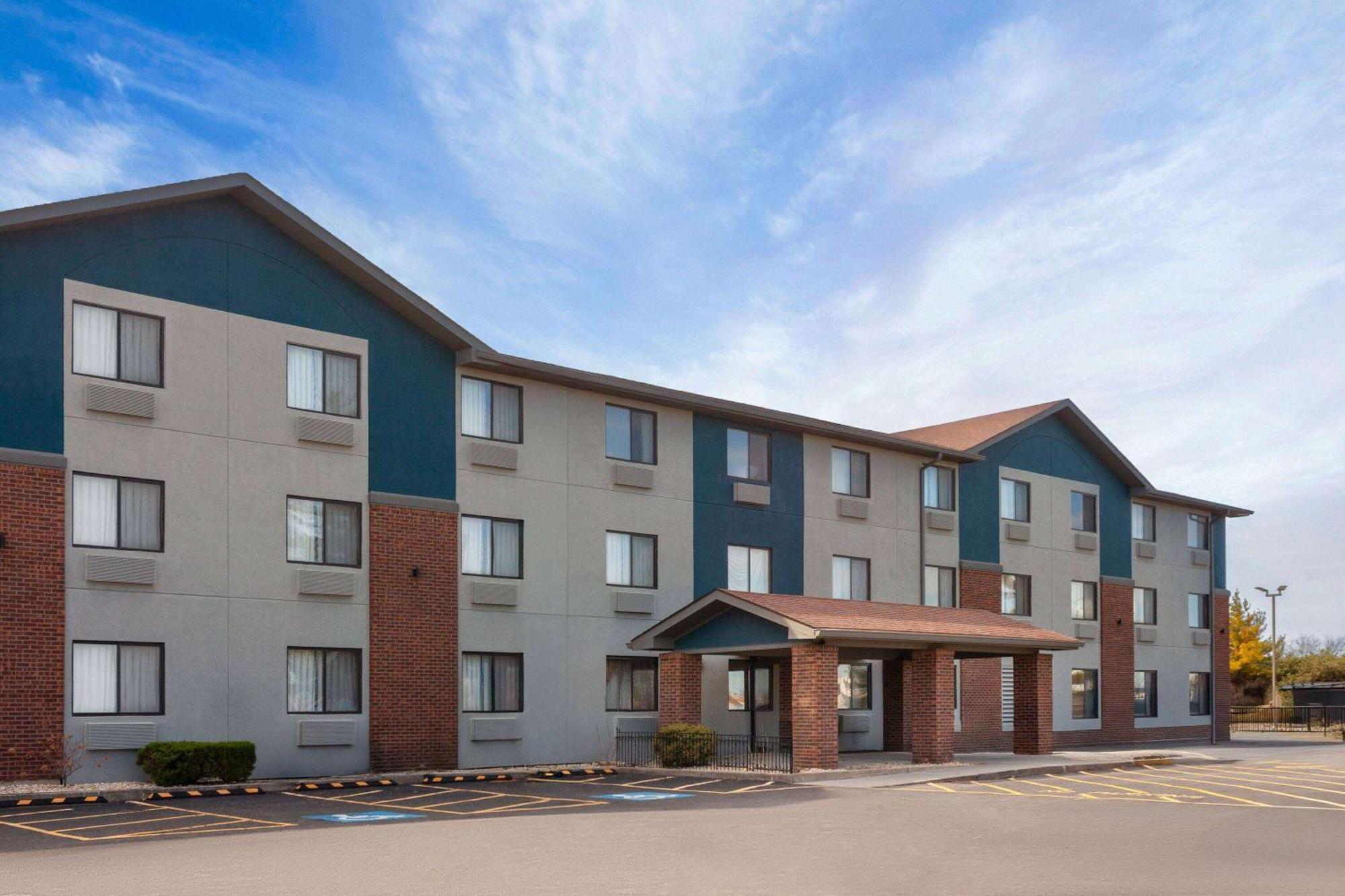 Hotel Super 8 By Wyndham Bolingbrook
