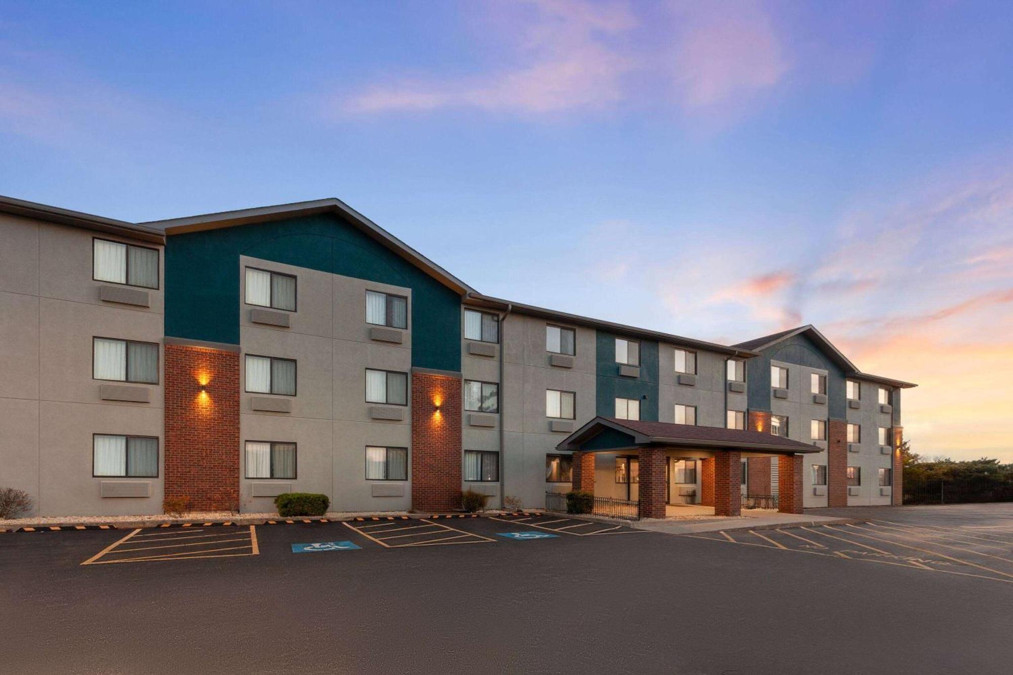 Super 8 By Wyndham Bolingbrook Hotel 2*