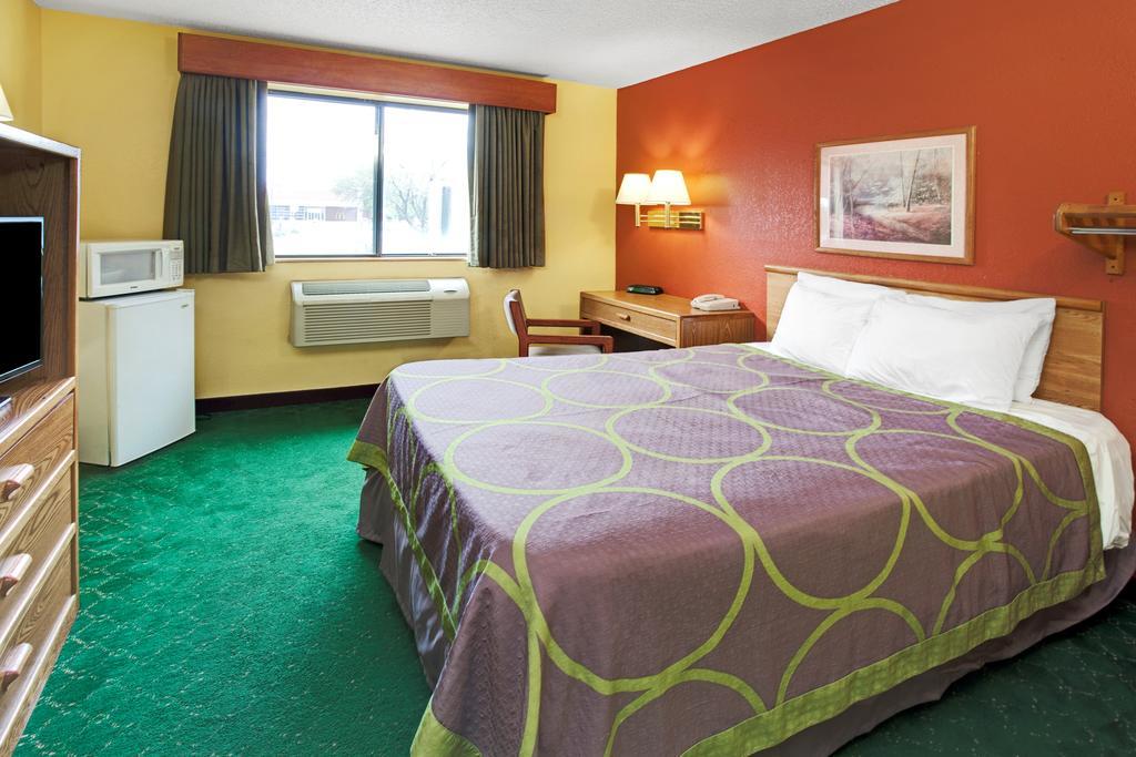 Super 8 By Wyndham Bolingbrook