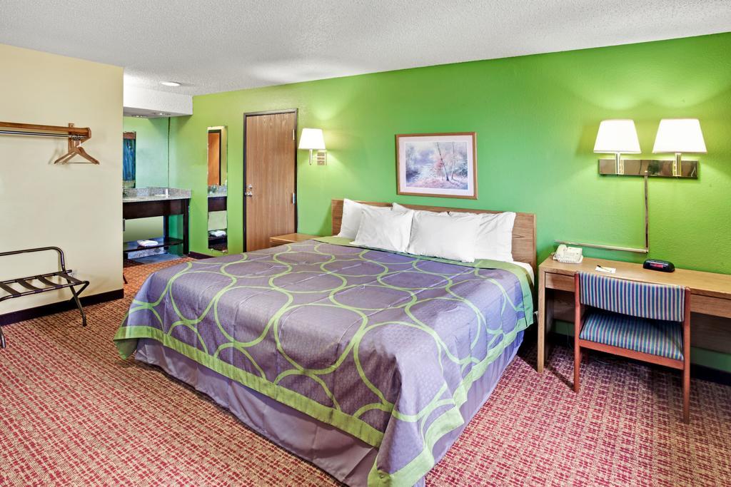 Super 8 By Wyndham Bolingbrook Hotel