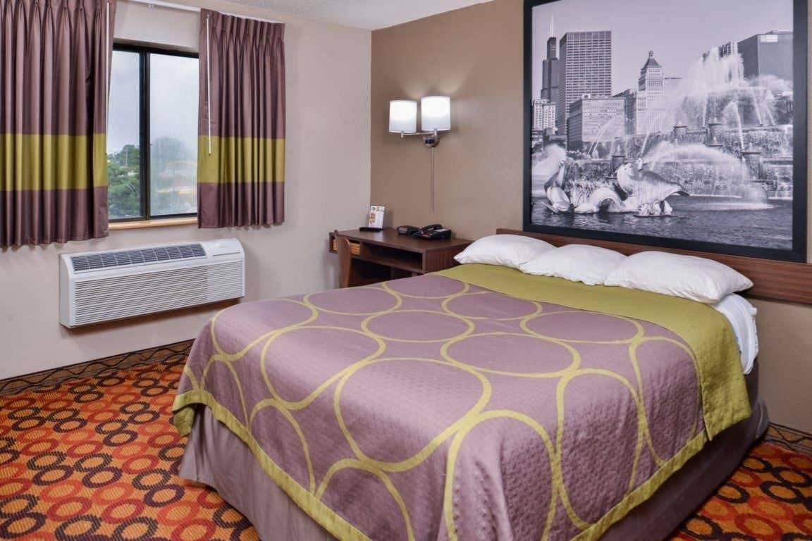 Super 8 By Wyndham Bolingbrook Hotel