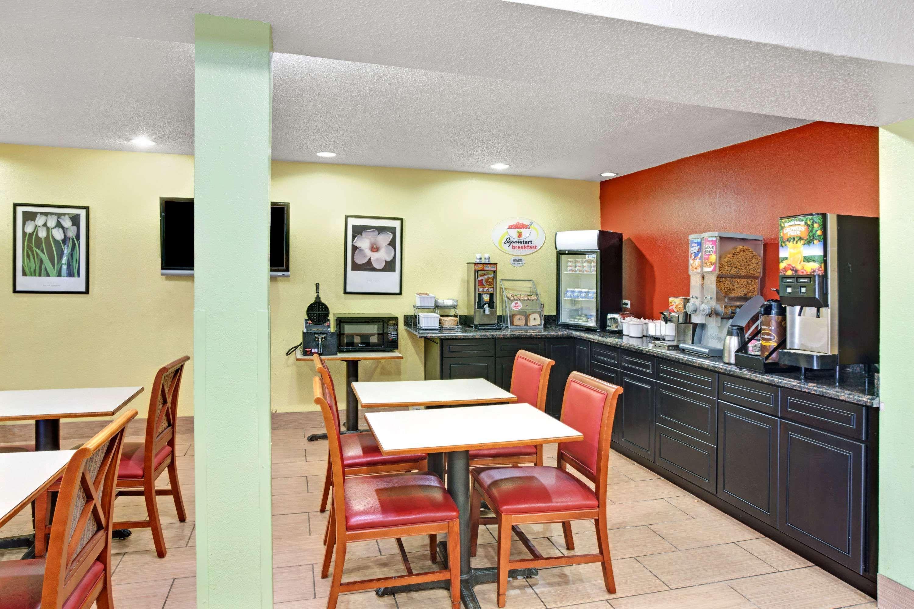 Hotel Super 8 By Wyndham Bolingbrook 2*