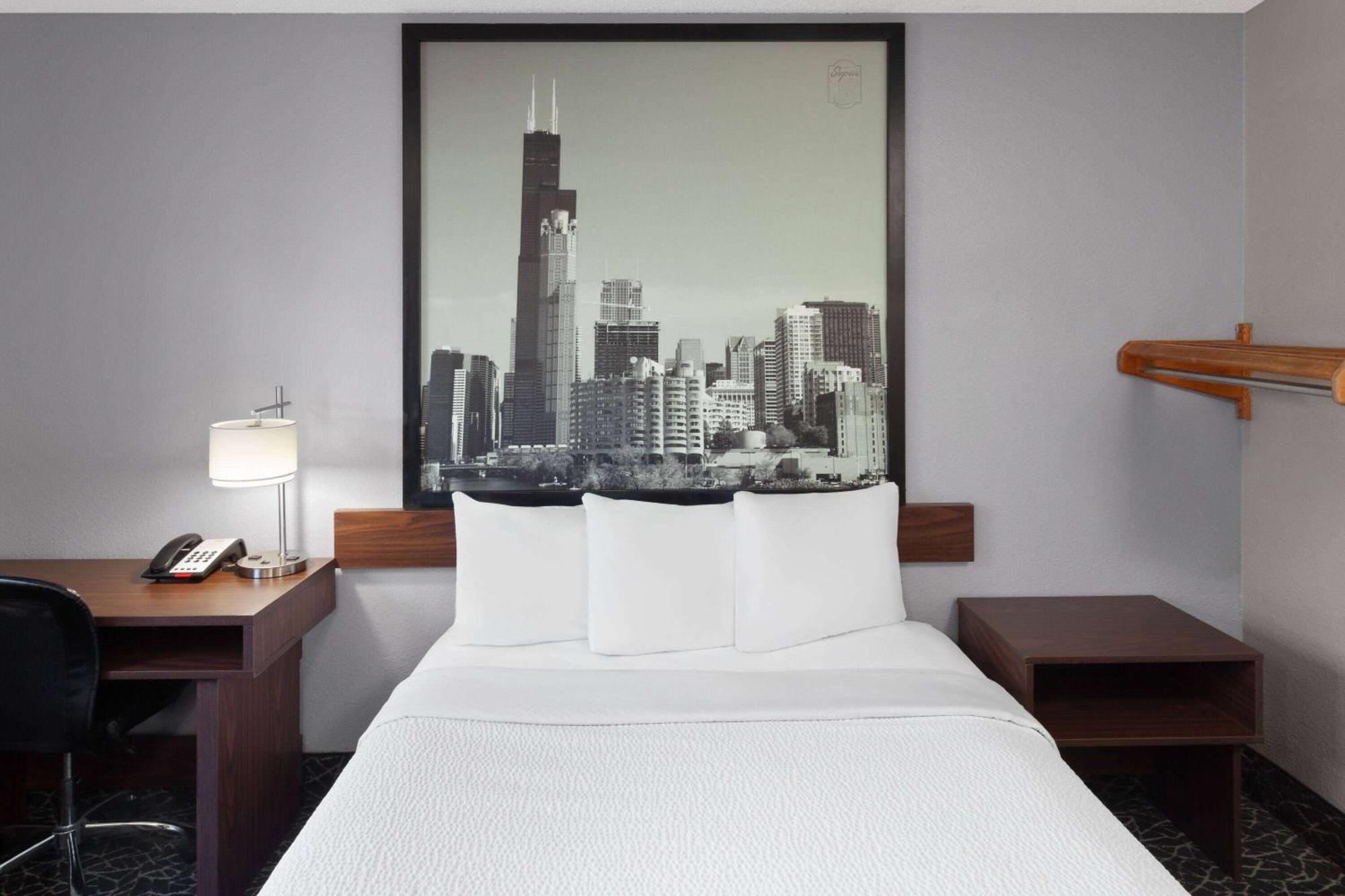Super 8 By Wyndham Bolingbrook