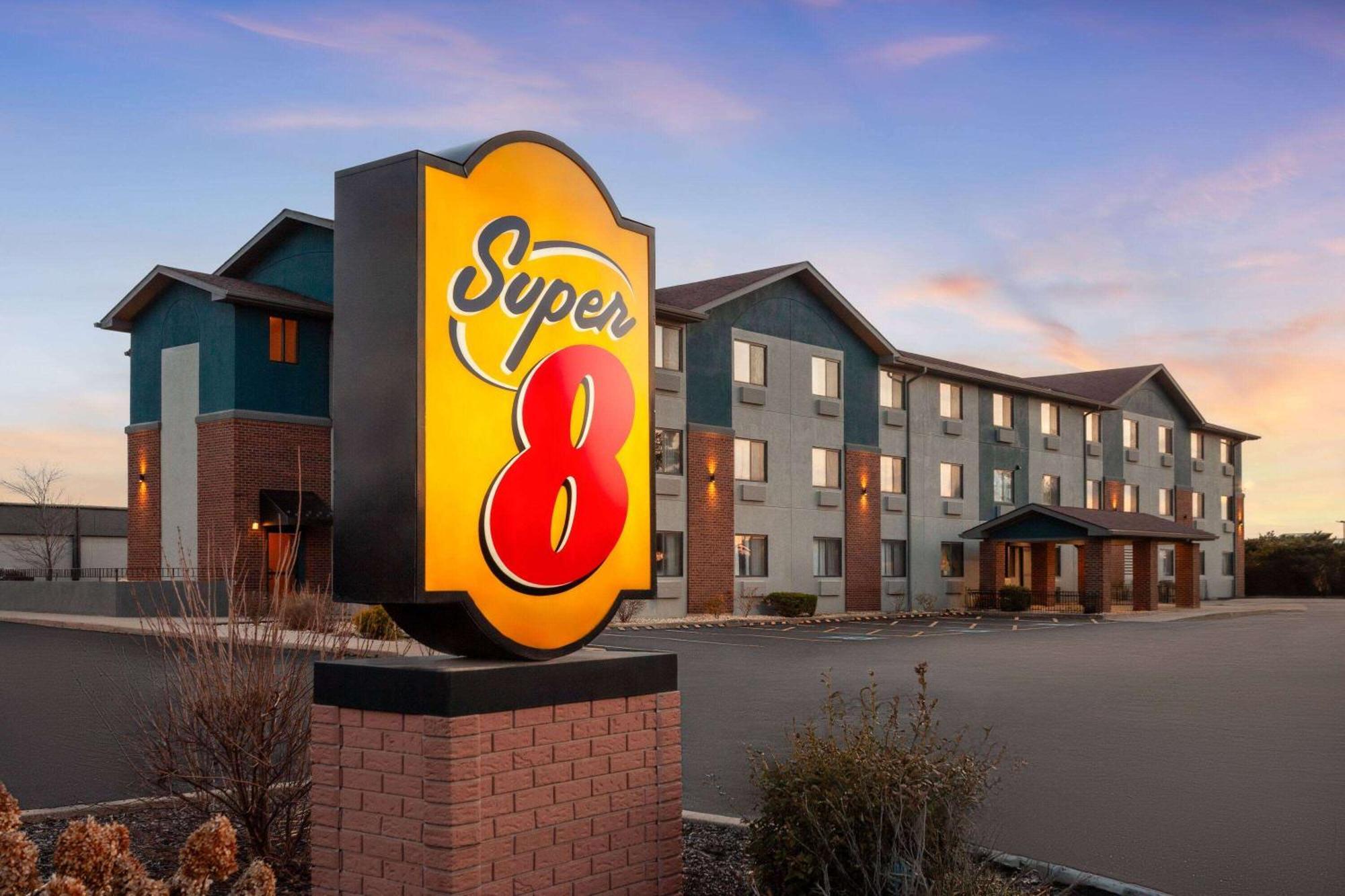Hotel Super 8 By Wyndham Bolingbrook 2*